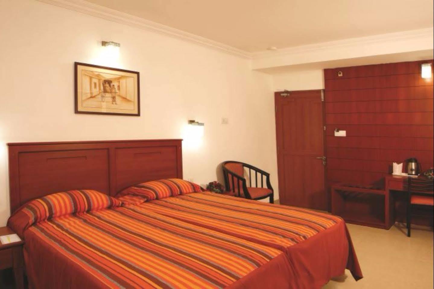 Hotel Hill View Kochi Exterior photo